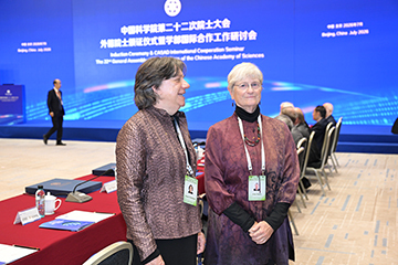 外籍院士Susan Trumbore和Lisa Tauxe在颁证仪式开始前交谈