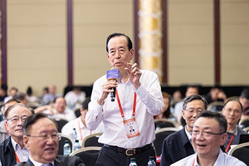 郝跃院士在学术年会全体院士报告会上提问